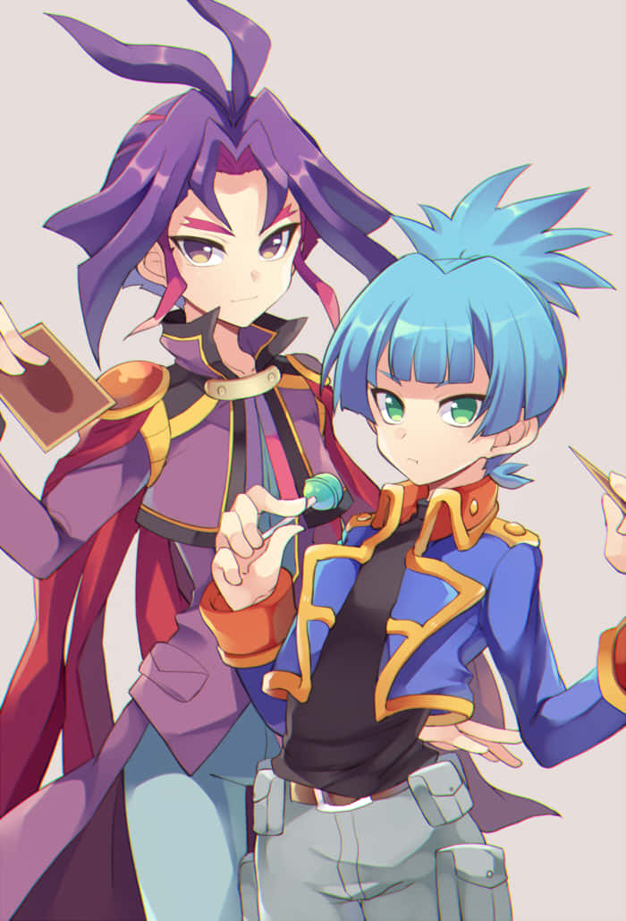 Sora Shiunin 桌布 壁紙 — 兩個動漫角色，擁有尖刺的紫色和藍色頭髮，自信地站在純色背景前，手持卡片和一支筆。