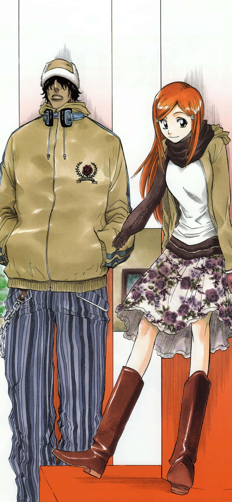 Orihime Inoue 桌布 壁紙 — 兩個動漫角色並排站在溫暖照明的室內環境中，一個穿著米色連帽衫和條紋褲，另一個穿著花卉裙和棕色靴子。