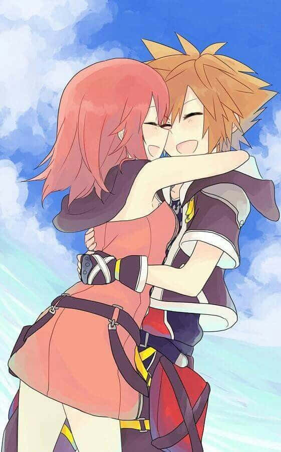 Kingdom Hearts Kairi 桌布 壁紙 — 兩個動漫角色喺晴朗嘅藍天同 fluffy 雲朵下開心擁抱。