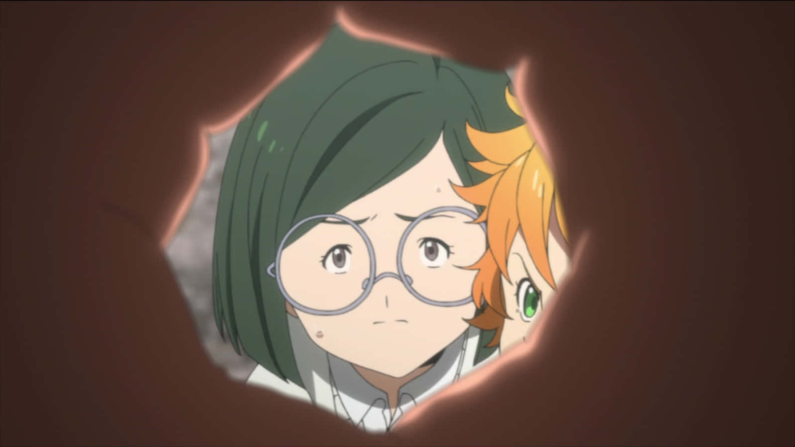 The Promised Neverland Gilda 桌布 壁紙 — 兩個動漫角色喺溫暖燈光下透過一個鋸齒狀嘅窿露出擔憂嘅表情。