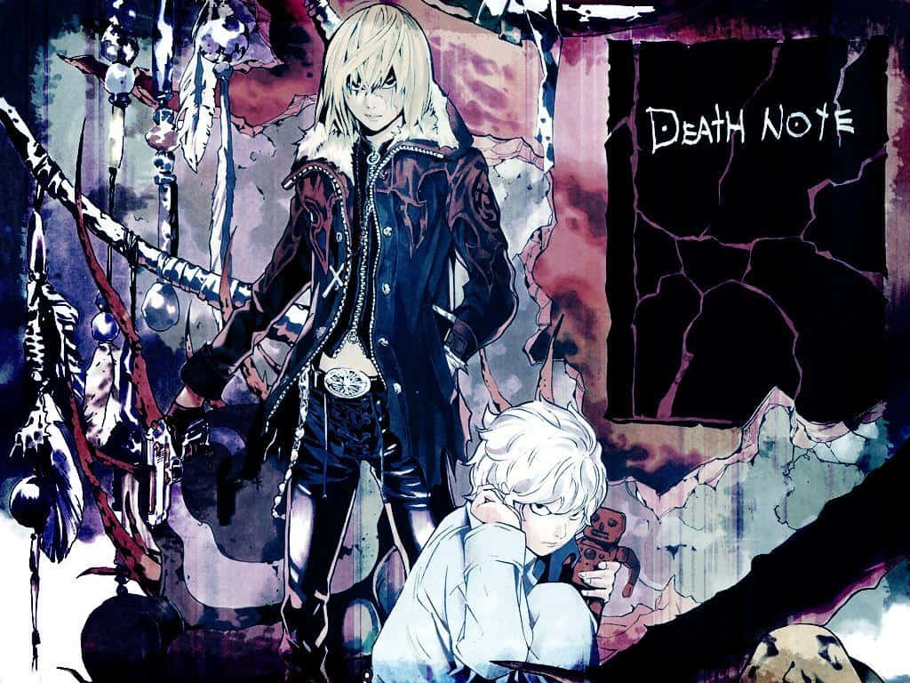 Death Note Mello 桌布 壁紙 — 兩個動漫角色在一個黑暗破裂的房間裡，一個站得高高的拿著武器，另一個跪著抱著一個娃娃。