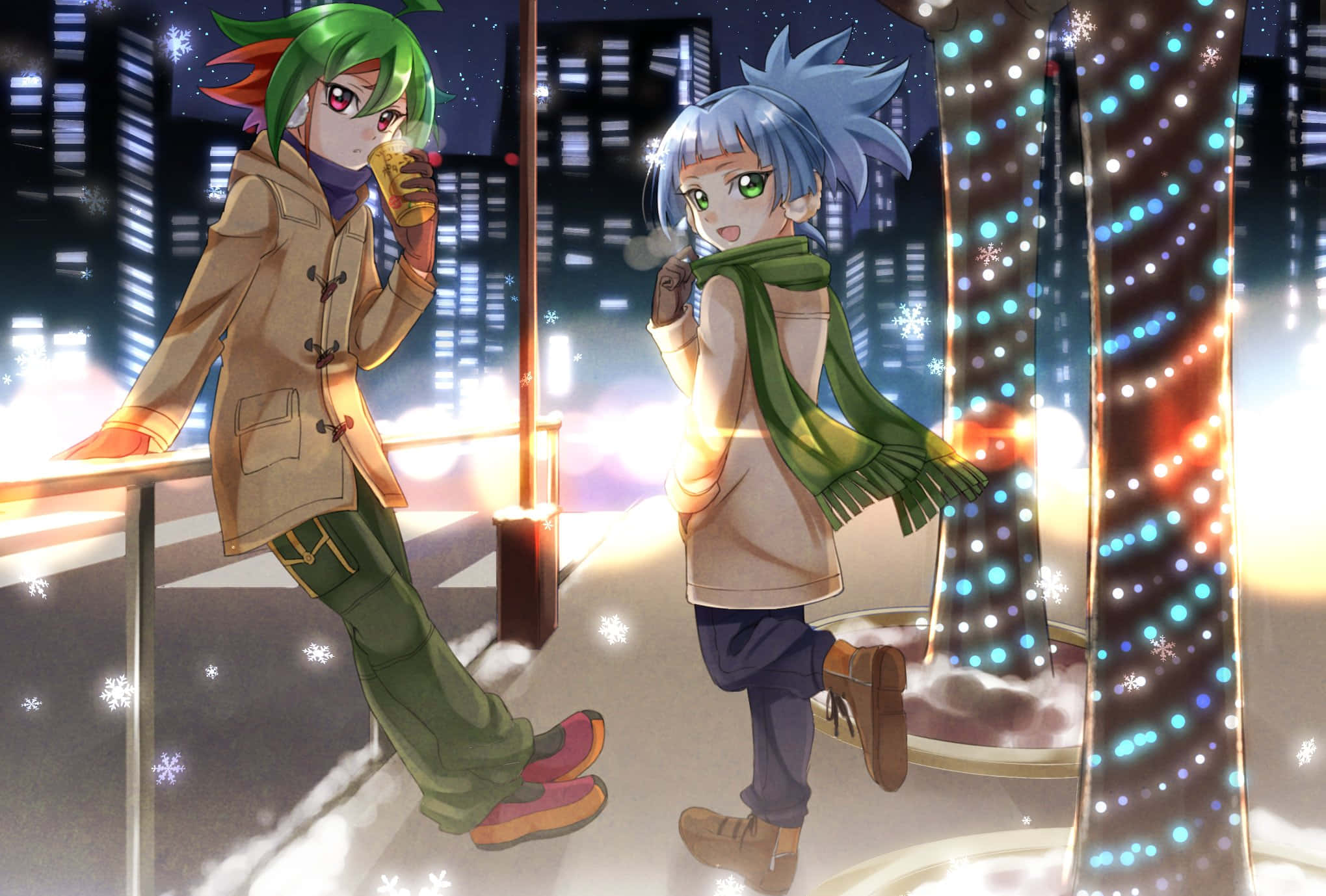 Sora Shiunin 桌布 壁紙 — 兩個動漫角色在夜晚站在積雪的屋頂上，在發光的樹木旁啜飲飲料，雪花飄落。