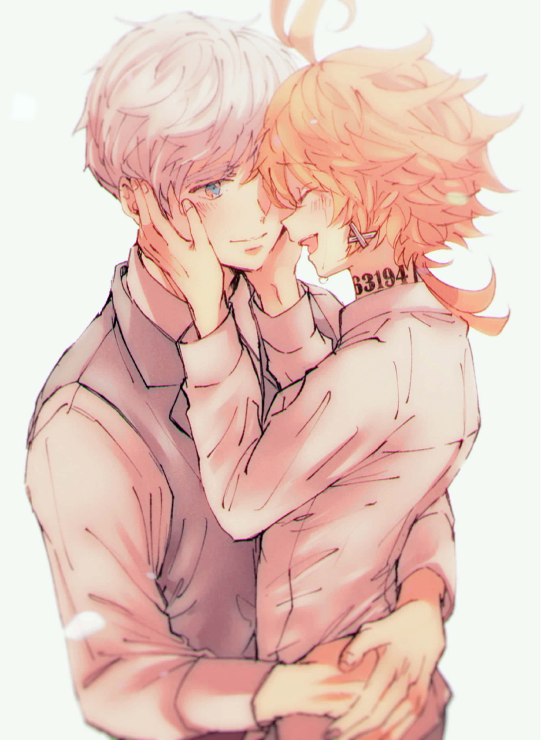 The Promised Neverland Norman 桌布 壁紙 — 兩個動漫角色在明亮的背景下，以柔和的粉紅和蜜桃色調溫柔擁抱。