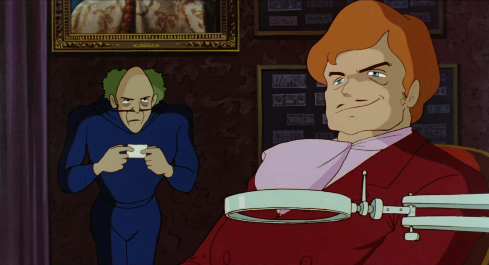 Lupin Iii The Castle Of Cagliostro 桌布 壁紙 — 兩個動漫角色在昏暗的房間裡，一個穿著紅色西裝冷笑，另一個穿著藍色西裝緊張地拿著杯子。