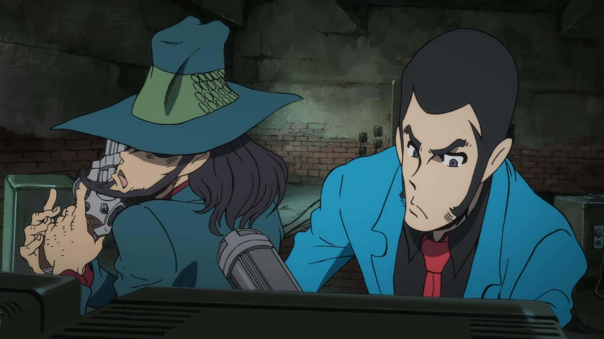 Lupin Iii Daisuke Jigen 桌布 壁紙 — 兩個動漫角色在昏暗的磚房裡，一個戴藍帽持槍，另一個穿藍外套打紅領帶，表情緊張。