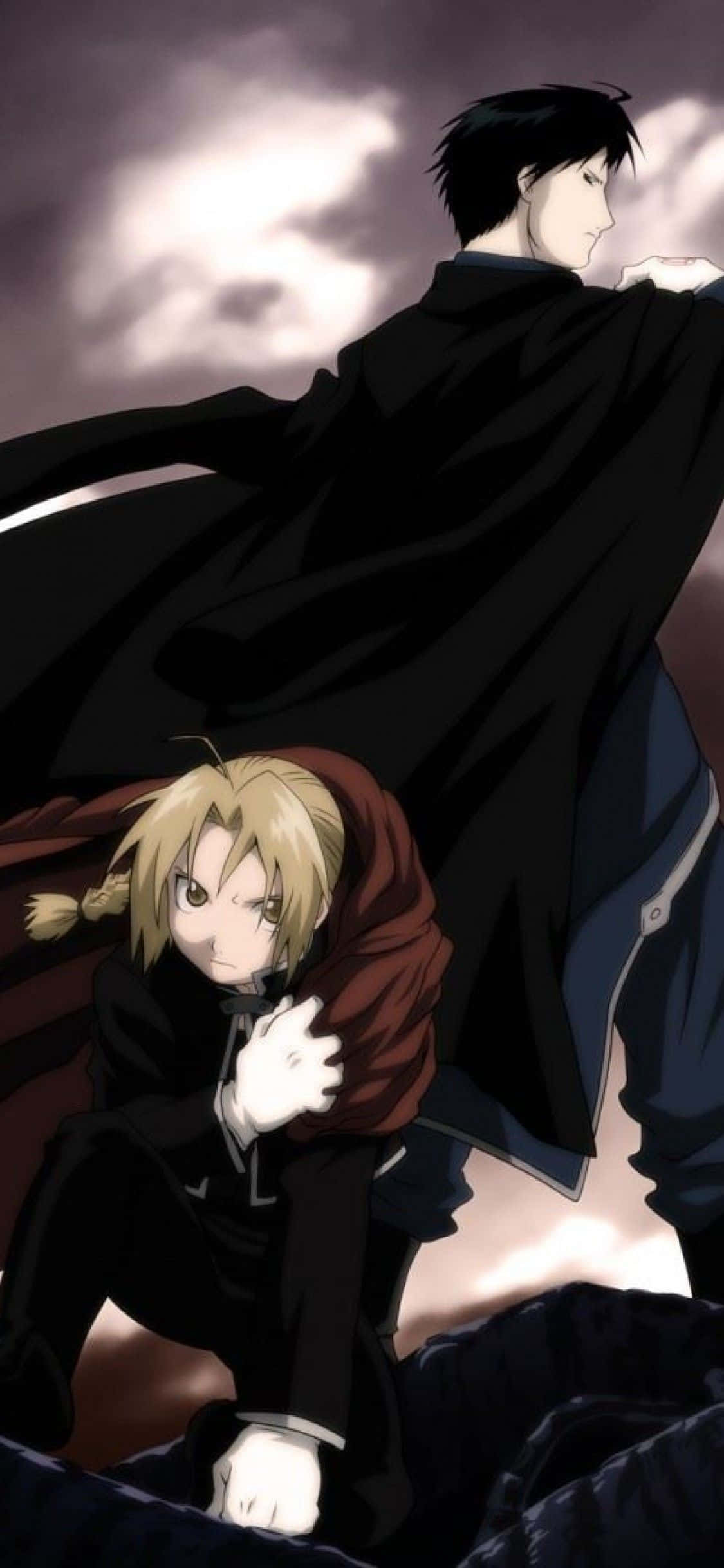 edward elric 桌布 壁紙 — 兩個動漫角色在暴風雨的天空下形成戲劇性的對比，一個穿著黑色斗篷，另一個穿著紅色連帽斗篷。