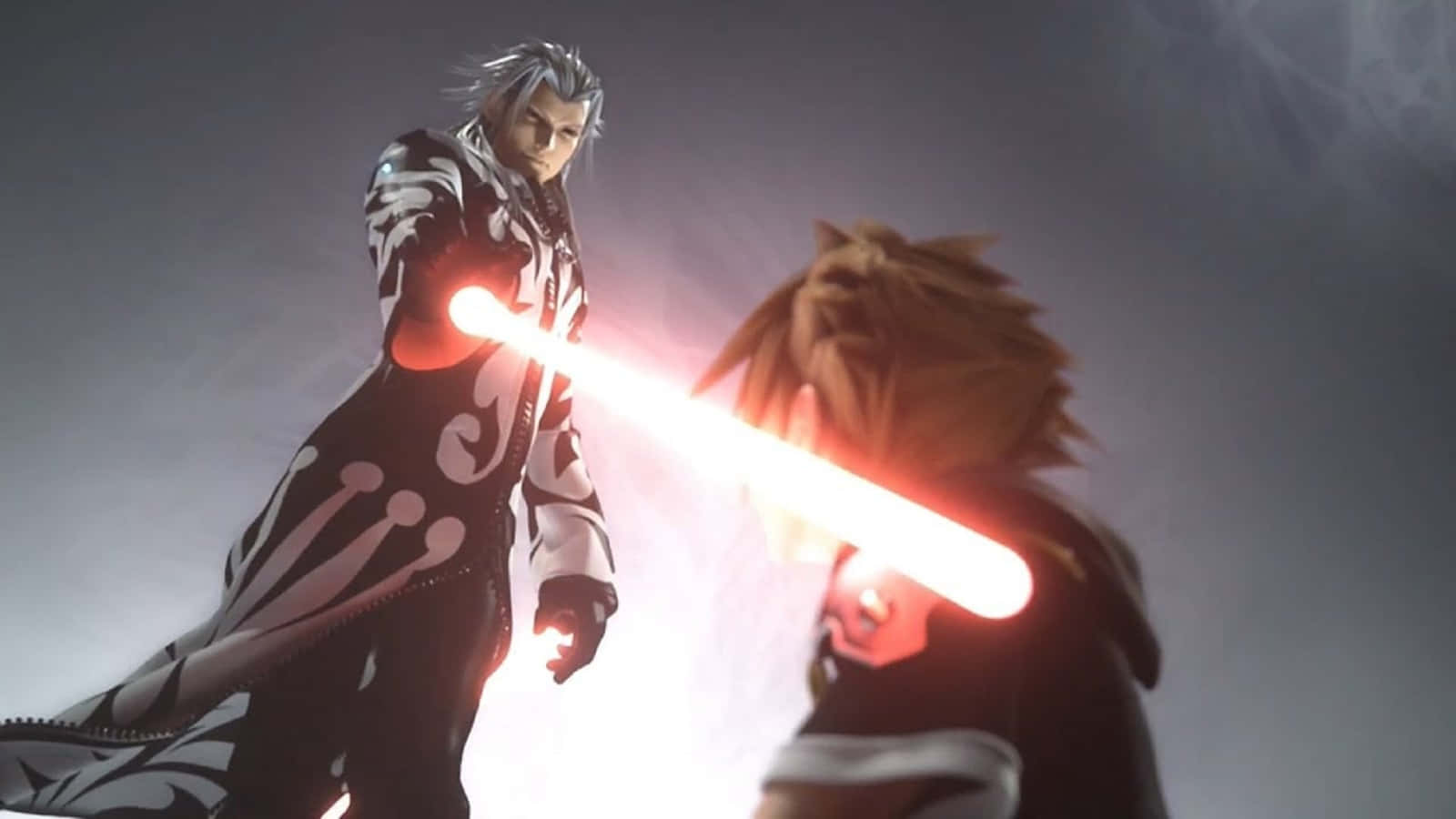Kingdom Hearts Xemnas 桌布 壁紙 — 兩個動漫角色在朦朧的灰色背景下，用發光的紅色刀刃交鋒。