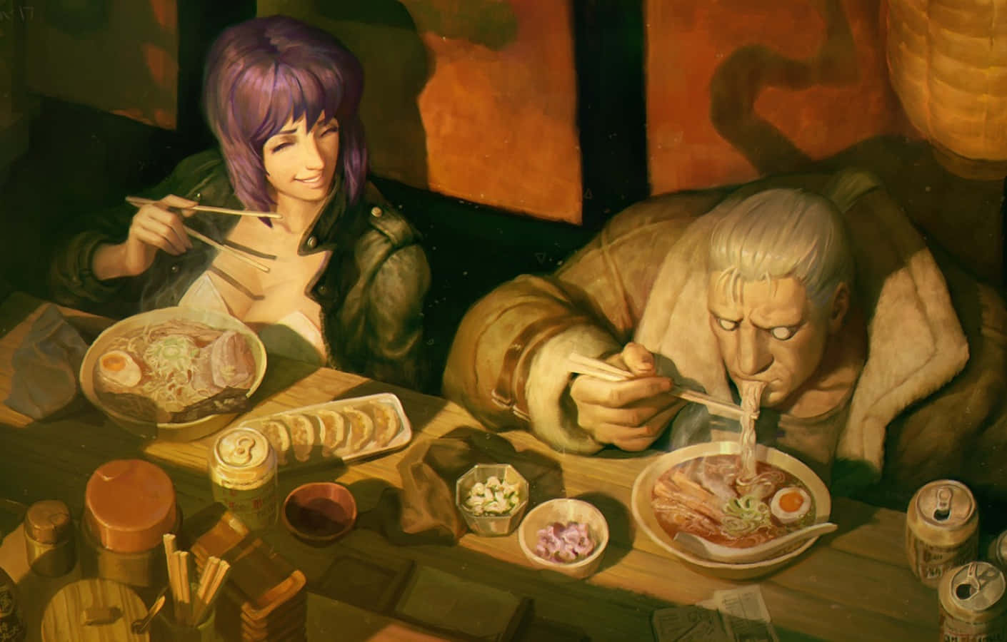 Ghost In The Shell Batou 桌布 壁紙 — 兩個動漫角色在燈光昏暗、舒適的餐廳裡，在木桌和燈籠旁分享溫暖的拉麵餐。