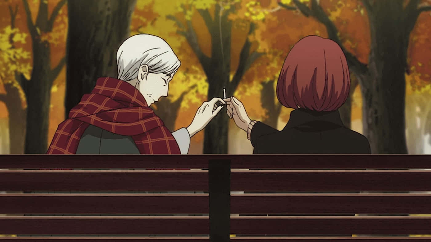shouwa genroku rakugo shinjuu 桌布 壁紙 — 兩個動漫角色在秋天坐在長椅上，其中一個向另一個遞煙，背景是金色的樹木。