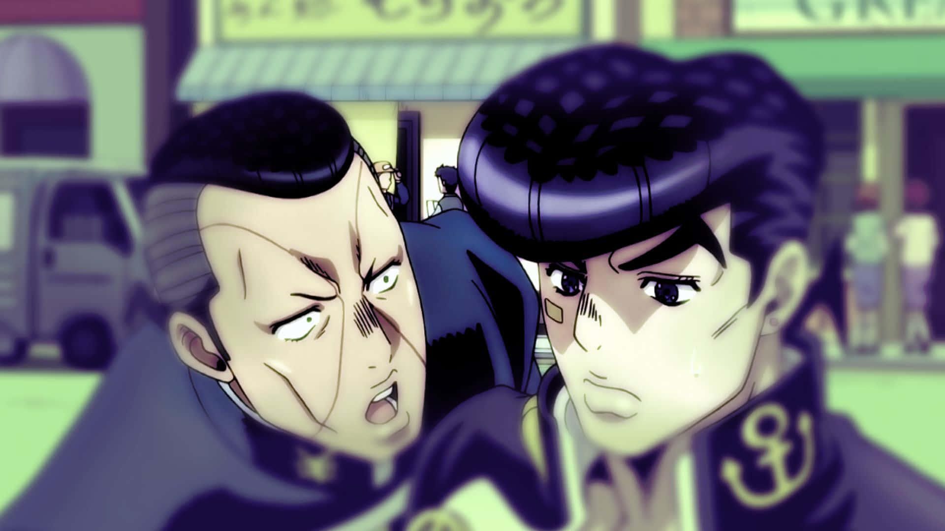 Okuyasu Nijimura 桌布 壁紙 — 兩個動漫角色在緊張的街頭場景中對峙，背景有貨車和商店門面。