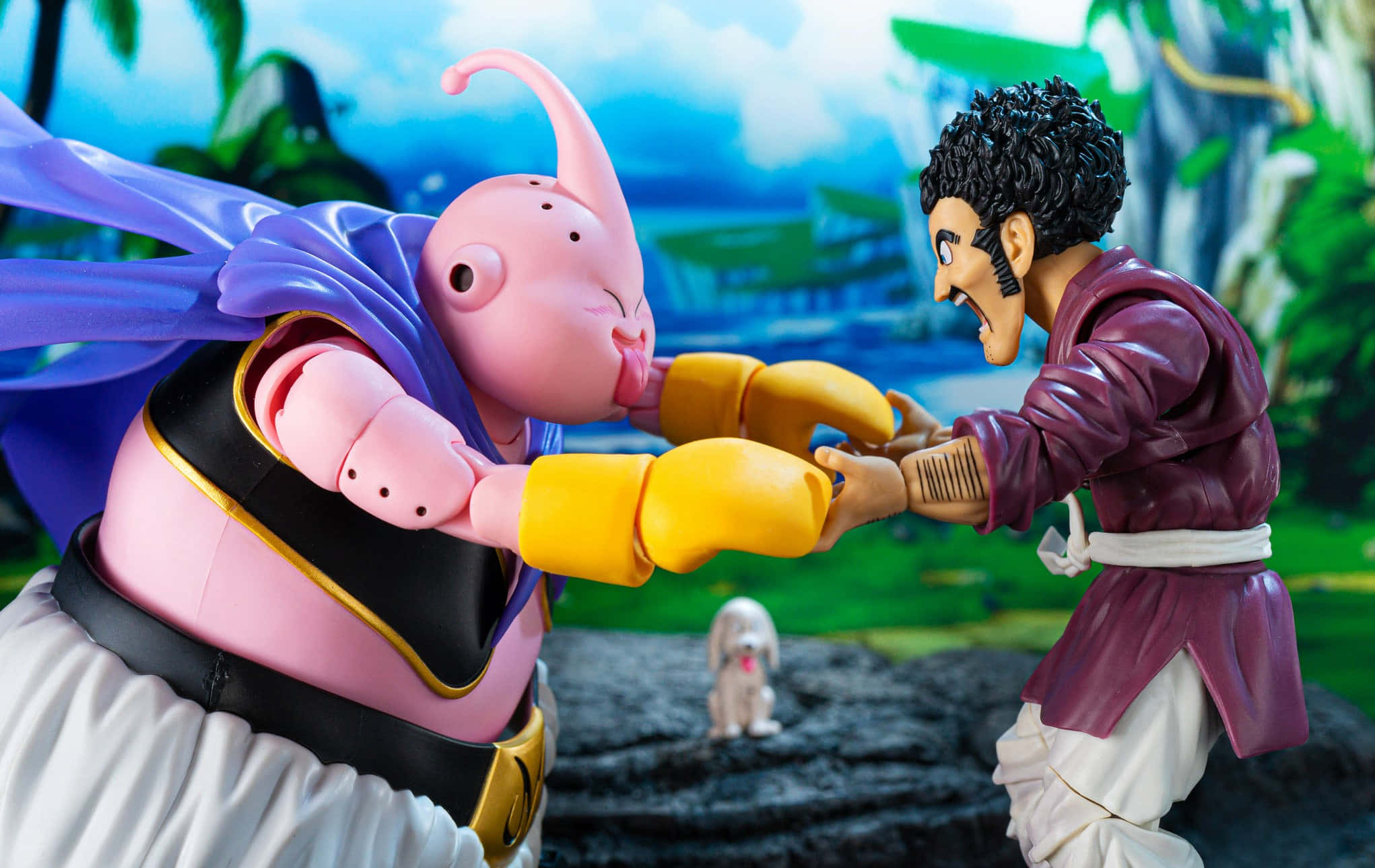 Hercule Satan 桌布 壁紙 — 兩個動漫角色在茂密的熱帶背景下以動態戰鬥姿勢碰撞，遠處有一隻小狗。