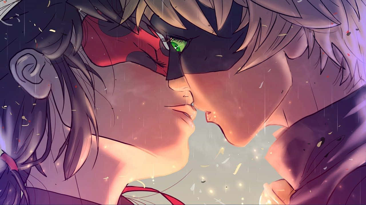 Marinette 桌布 壁紙 — 兩個動漫角色在落雨下傾身進行溫柔的親吻，帶有發光的綠色眼睛和柔和的紫色燈光。