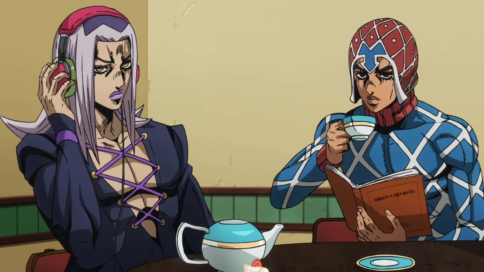 Vento Aureo 桌布 壁紙 — 兩個動漫角色坐在一張桌子旁，在溫暖燈光的咖啡館裡喝茶，他們之間有一個茶壺和一本書。