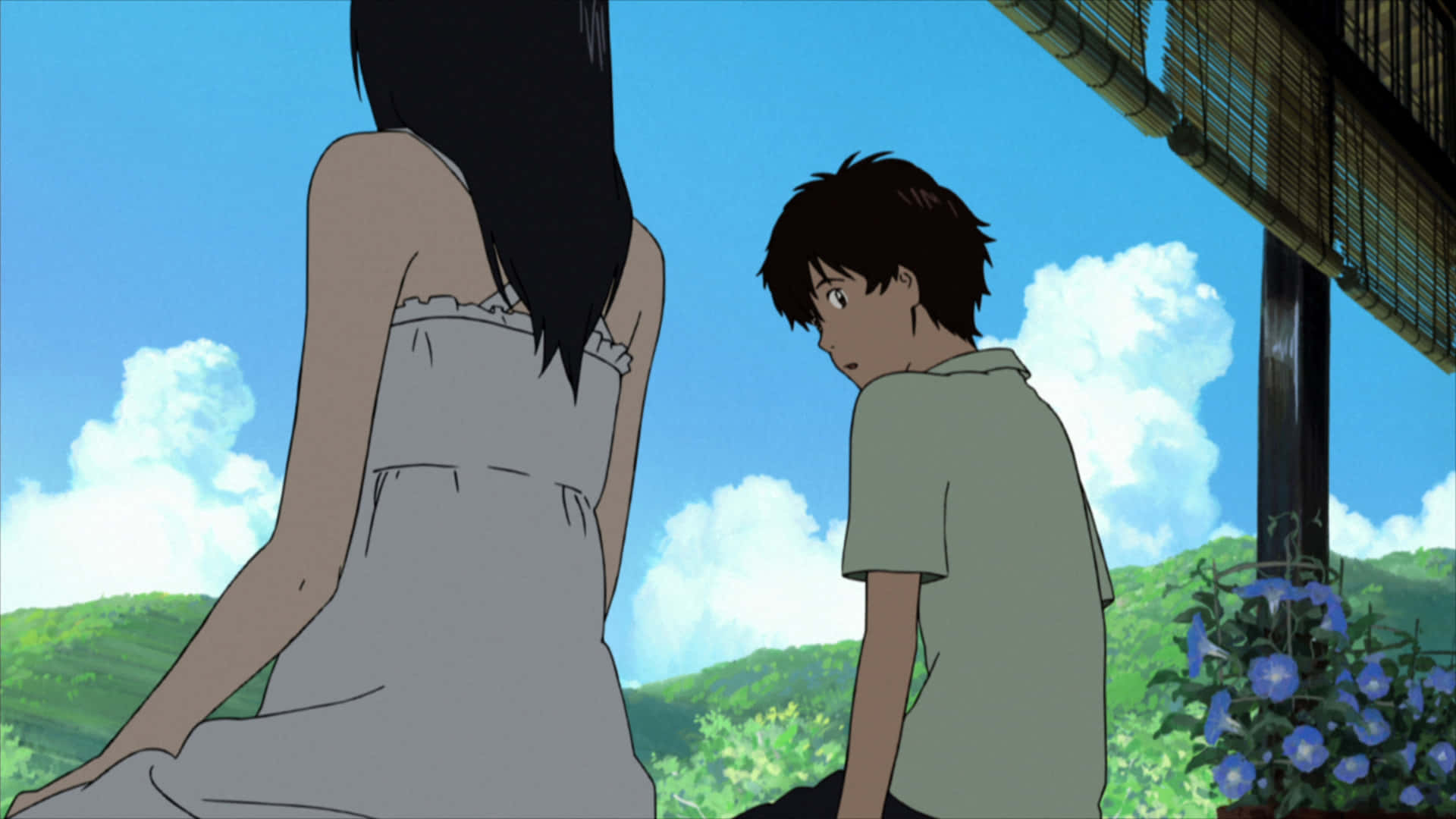 Summer Wars 桌布 壁紙 — 兩個動漫角色坐在木製屋簷下，俯瞰著明亮的天空下的綠色山丘和藍色花朵。