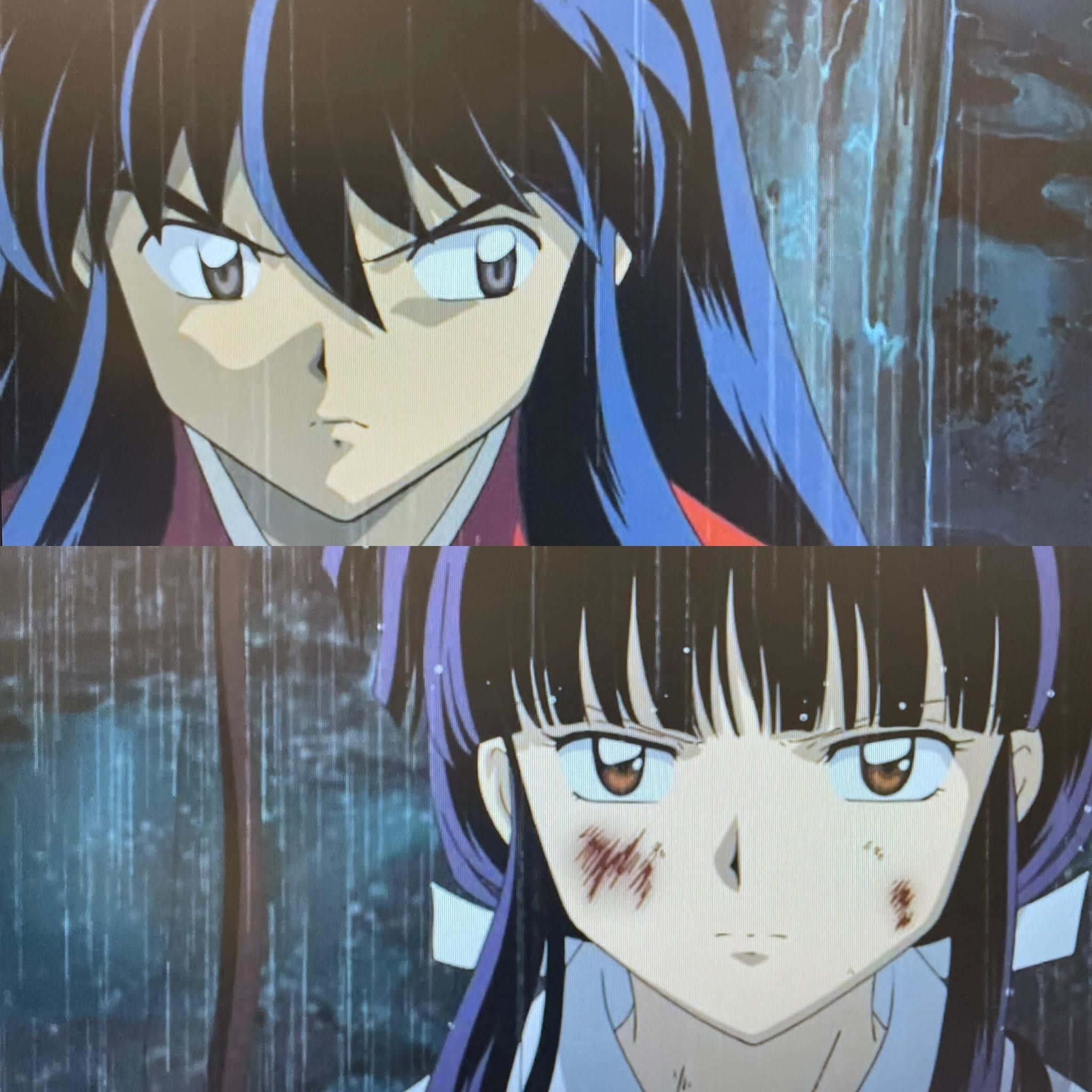 Inuyasha And Kikyo 桌布 壁紙 — 兩個動漫角色帶著堅定的表情站在大雨中，一個有藍色頭髮，另一個有紫色條紋和臉部傷口。