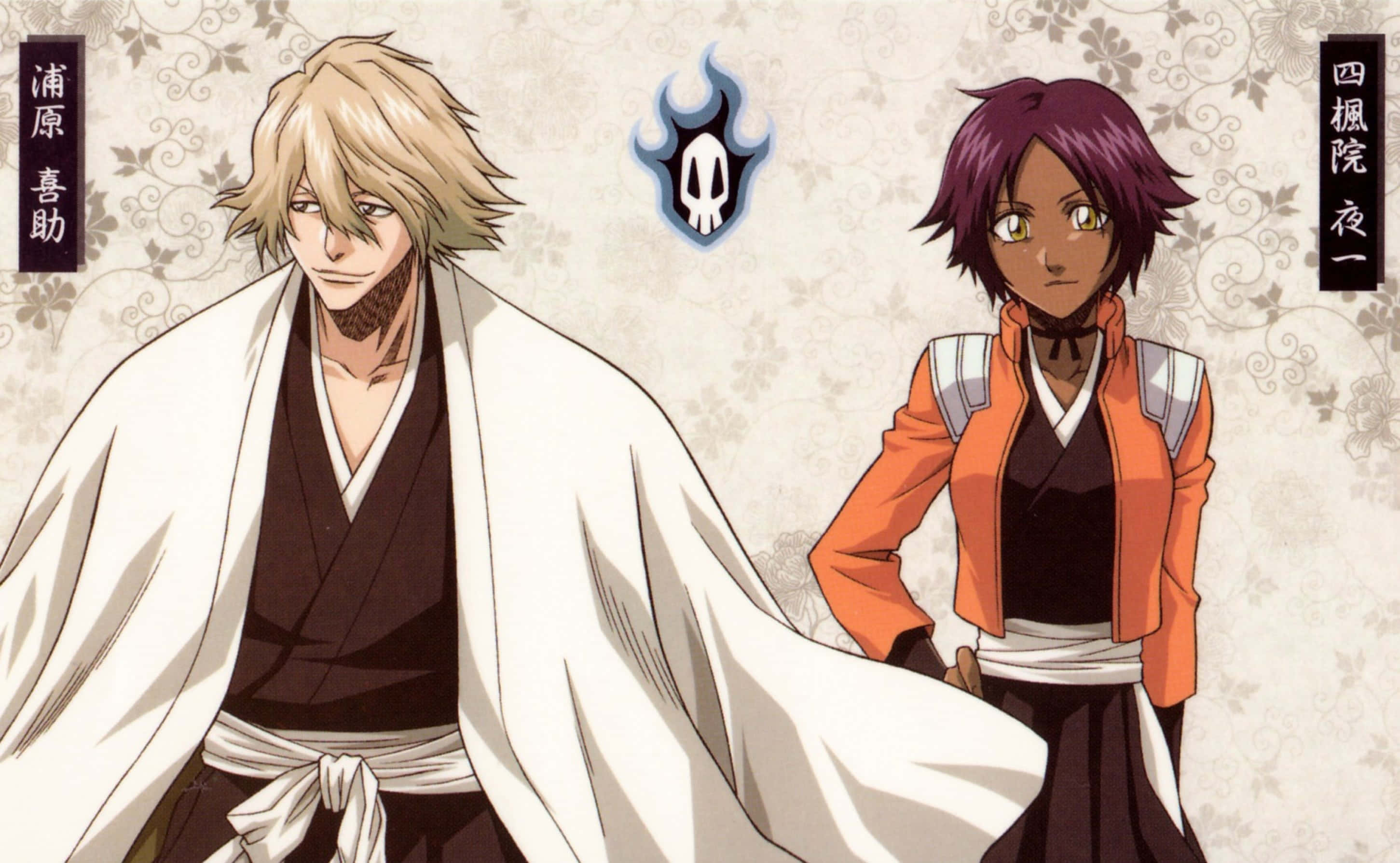 Yoruichi Shihoin 桌布 壁紙 — 兩個動漫角色穿著傳統和現代服裝，站在帶有藍色火焰標誌的圖案牆紙背景前。