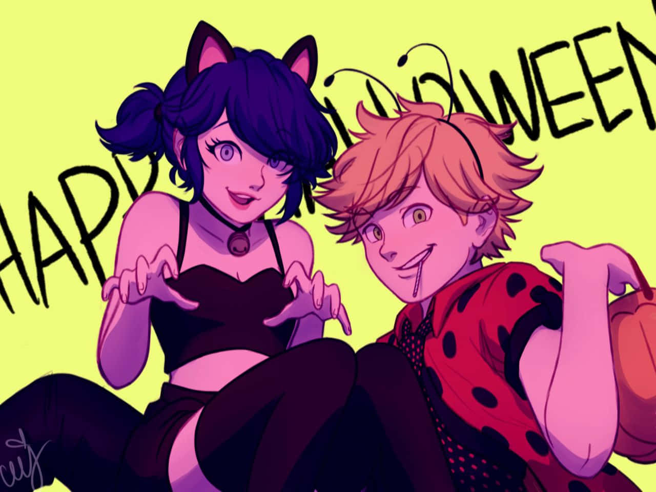 Miraculous 桌布 壁紙 — 兩個動漫角色穿著萬聖節服裝，在明亮的黃色背景上愉快地擺姿勢，並帶有「HAPPY HALLOWEEN」文字。