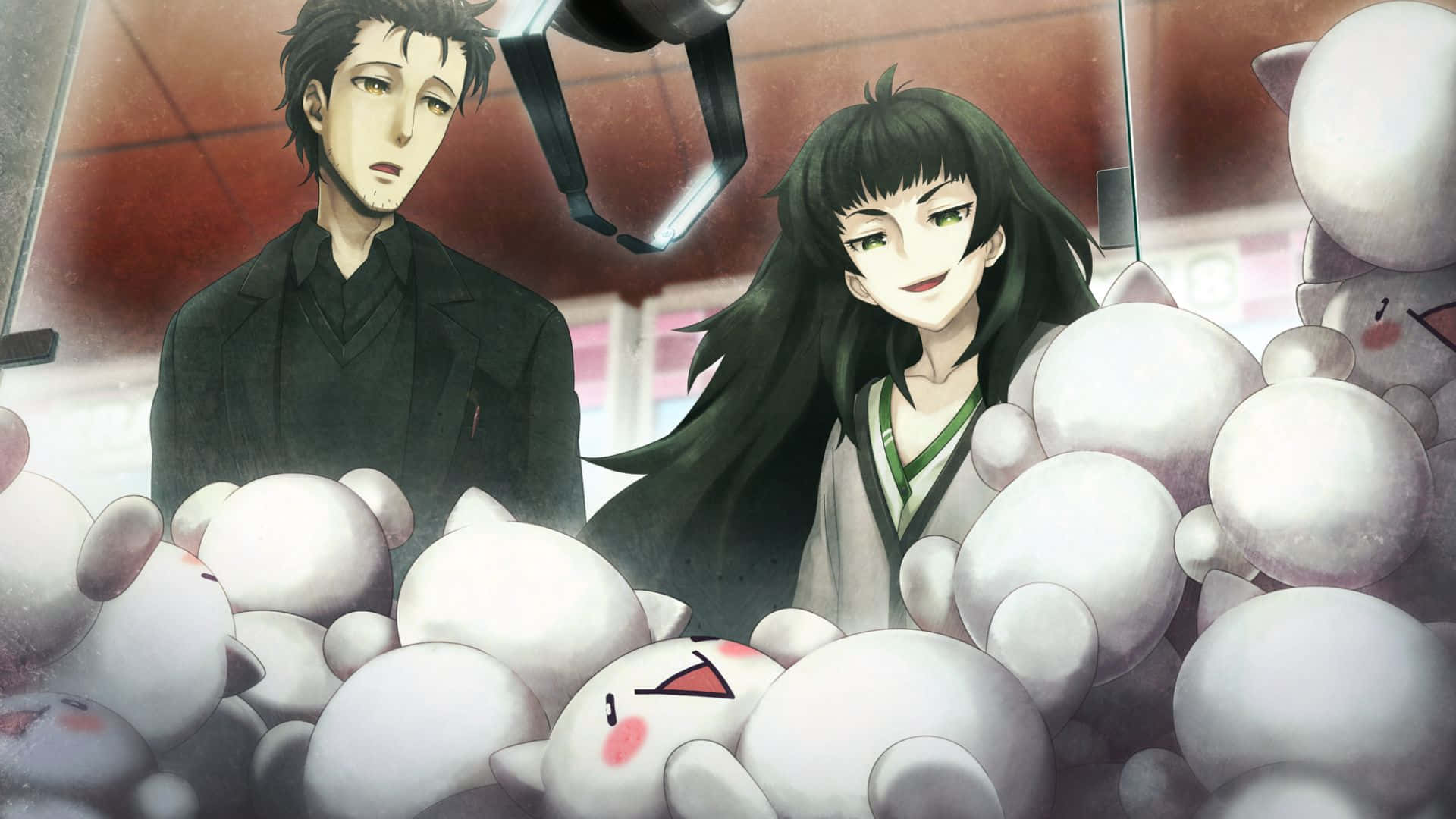 Maho Hiyajo 桌布 壁紙 — 兩個動漫角色站在一個昏暗的紅牆房間中，周圍是白色的毛絨玩具海洋。