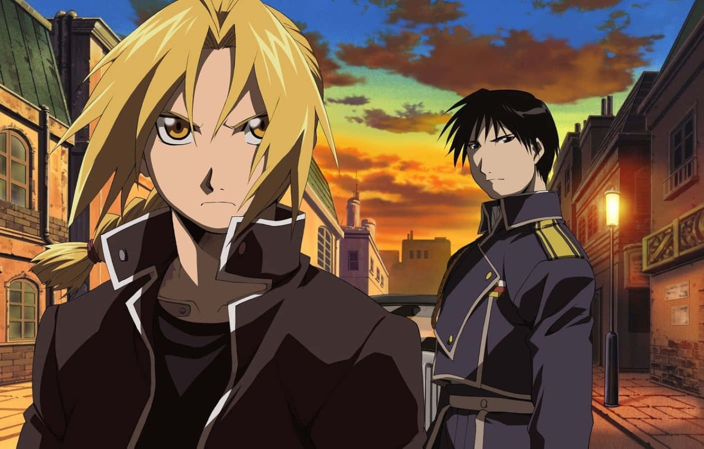 edward elric 桌布 壁紙 — 兩個動漫角色站在日落時分的歐式街道上，溫暖的金色光芒投下長長的影子。