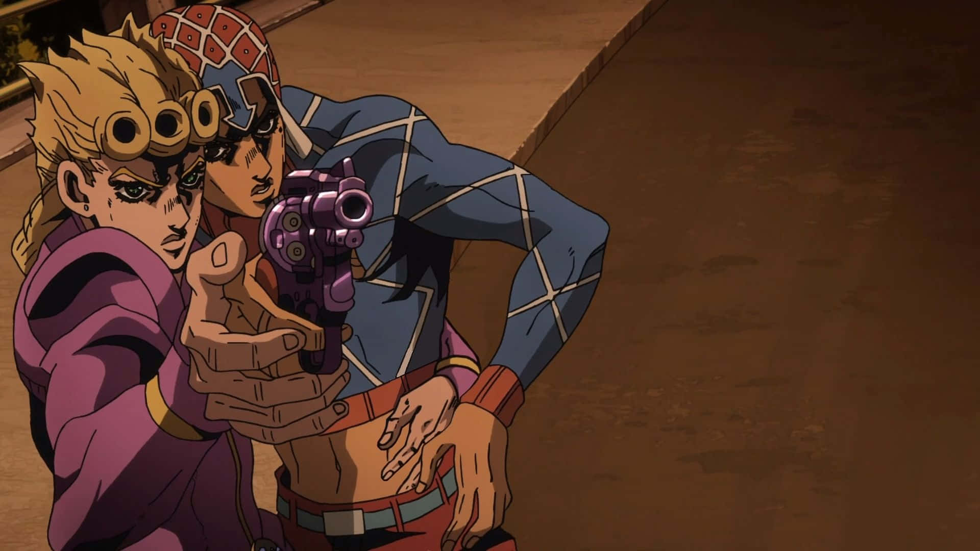 Guido Mista 桌布 壁紙 — 兩個動漫角色處於緊張對峙，其中一個用紫色左輪手槍瞄準觀眾，表情強烈。