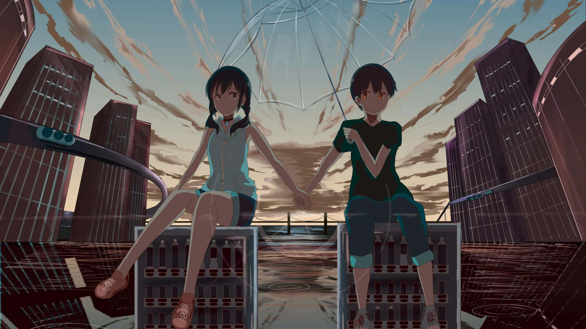 Weathering With You 桌布 壁紙 — 兩個動漫青少年在黃昏時分坐在板條箱上，在雨淋濕的未來城市景觀中，在透明雨傘下牽手。