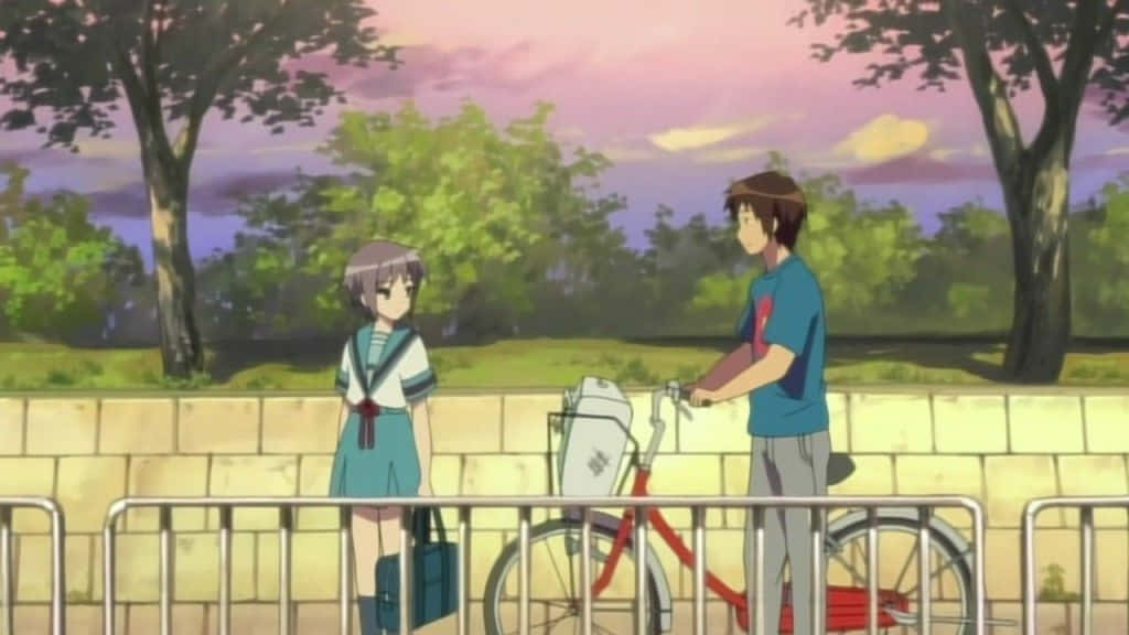 Kyon 桌布 壁紙 — 兩個動漫青少年在黃昏時站在欄杆旁，有一輛紅色單車，粉紅色、紫色和橙色的色調在樹後塗抹天空。