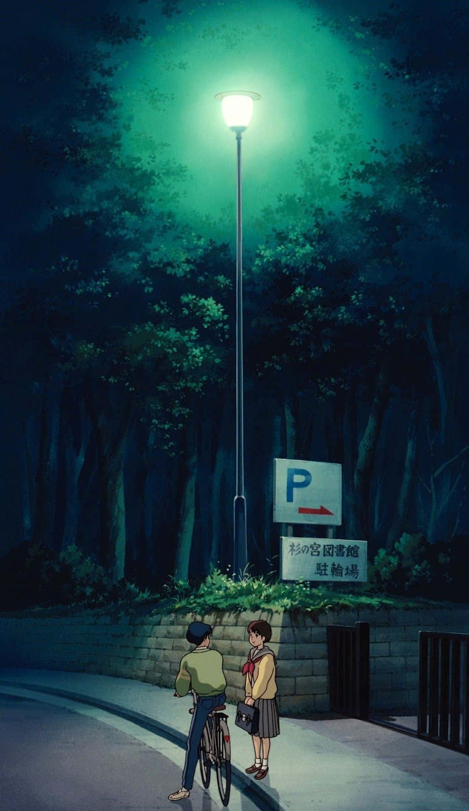 Whisper Of The Heart 桌布 壁紙 — 兩個動漫青少年夜晚站在發光街燈下，其中一個踩著單車，旁邊係停車標誌，附近係森林小徑。
