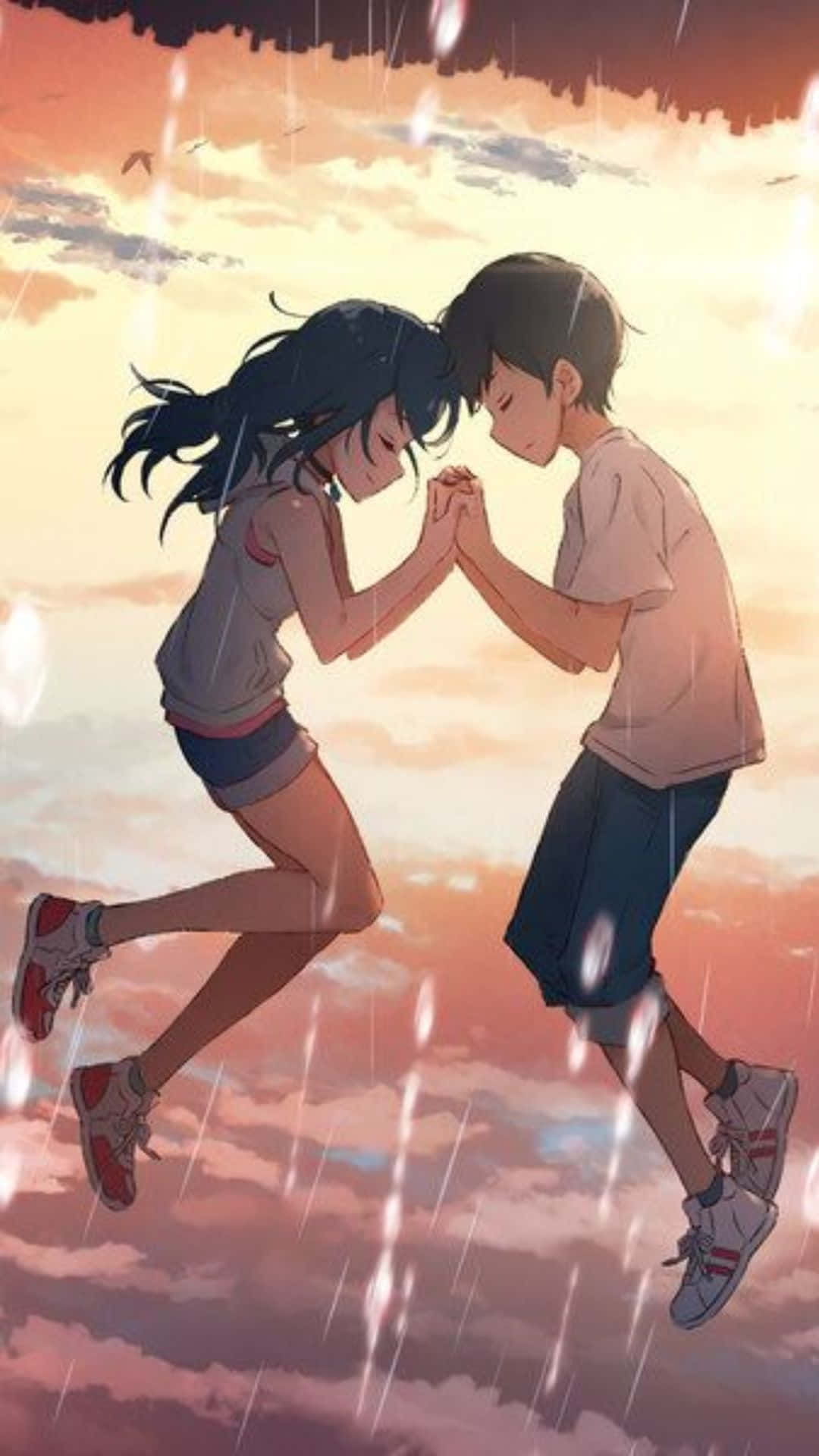 Weathering With You 桌布 壁紙 — 兩個動漫青少年手牽手，在溫暖的夕陽天空下，鳥兒在頭頂飛翔，跳躍穿過雨幕。