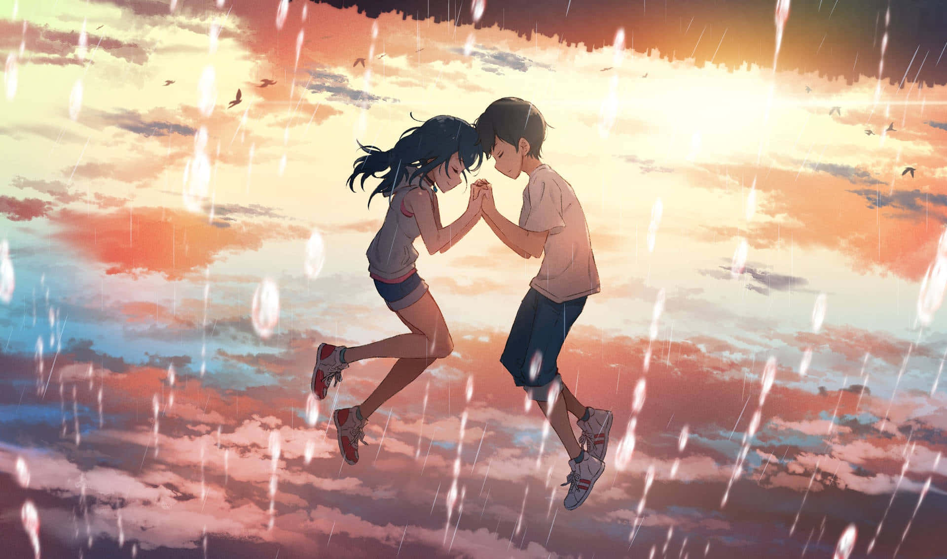 Weathering With You 桌布 壁紙 — 兩個動漫青少年手牽手，在鳥兒飛翔的燦爛日落天空下跳躍穿過雨幕。
