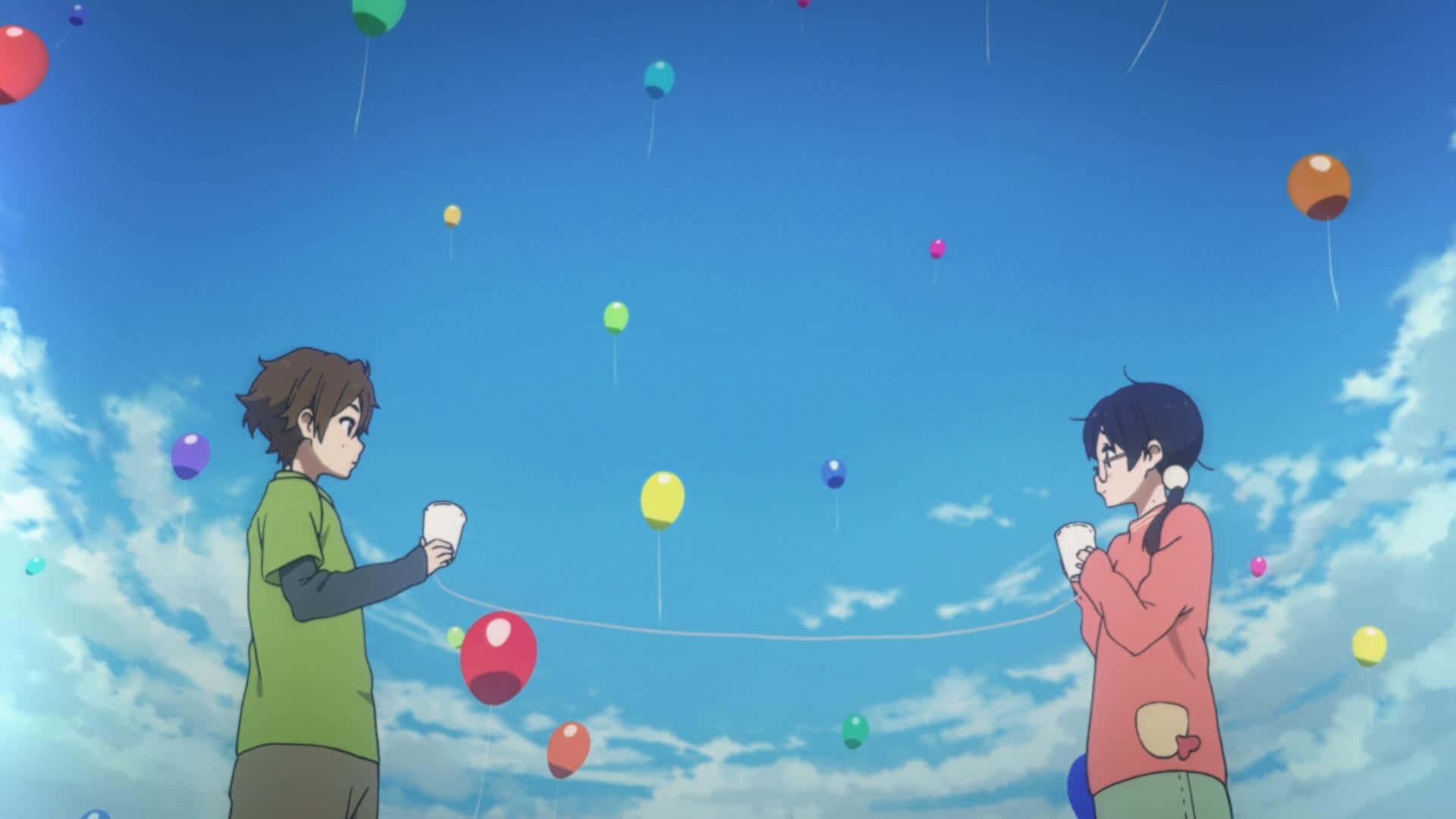 Love Story 桌布 壁紙 — 兩個動漫青少年拿著杯子，彩色氣球在他們之間漂浮，背景是明亮的藍天和蓬鬆的雲朵。