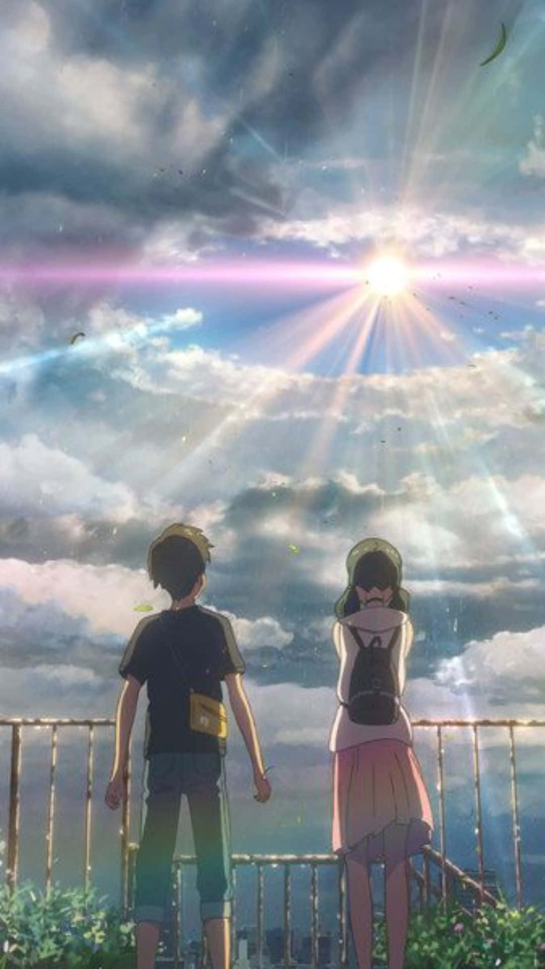 Weathering With You 桌布 壁紙 — 兩個動漫青少年站在欄杆上，凝視著穿透戲劇性雲層的燦爛太陽。