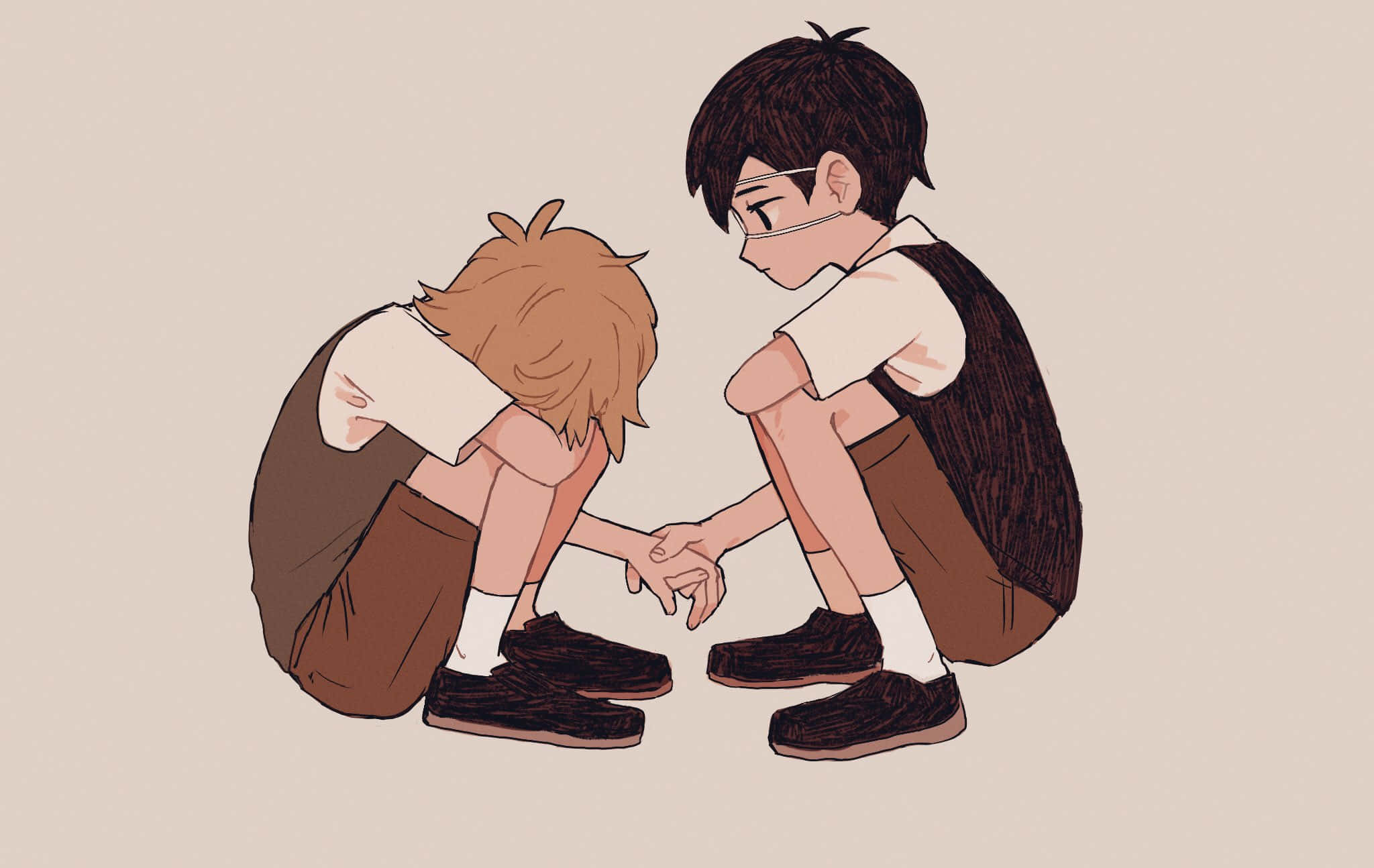 Omori 桌布 壁紙 — 兩個動漫風格、穿著校服的孩子坐在地上手牽手，一個低著頭，另一個擔心地向下看。