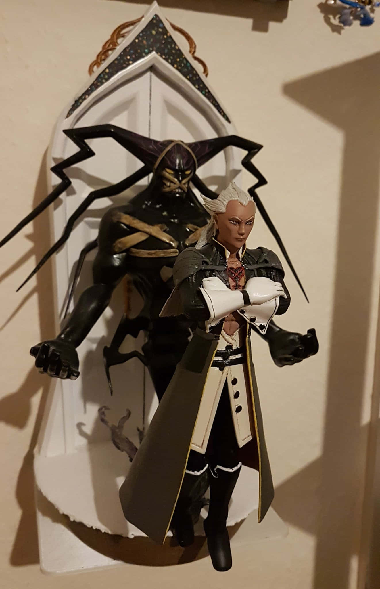 Ansem Seeker Of Darkness 桌布 壁紙 — 兩個動漫風格嘅動作人偶喺白色展示架上，對住普通牆壁擺出戲劇性姿勢。