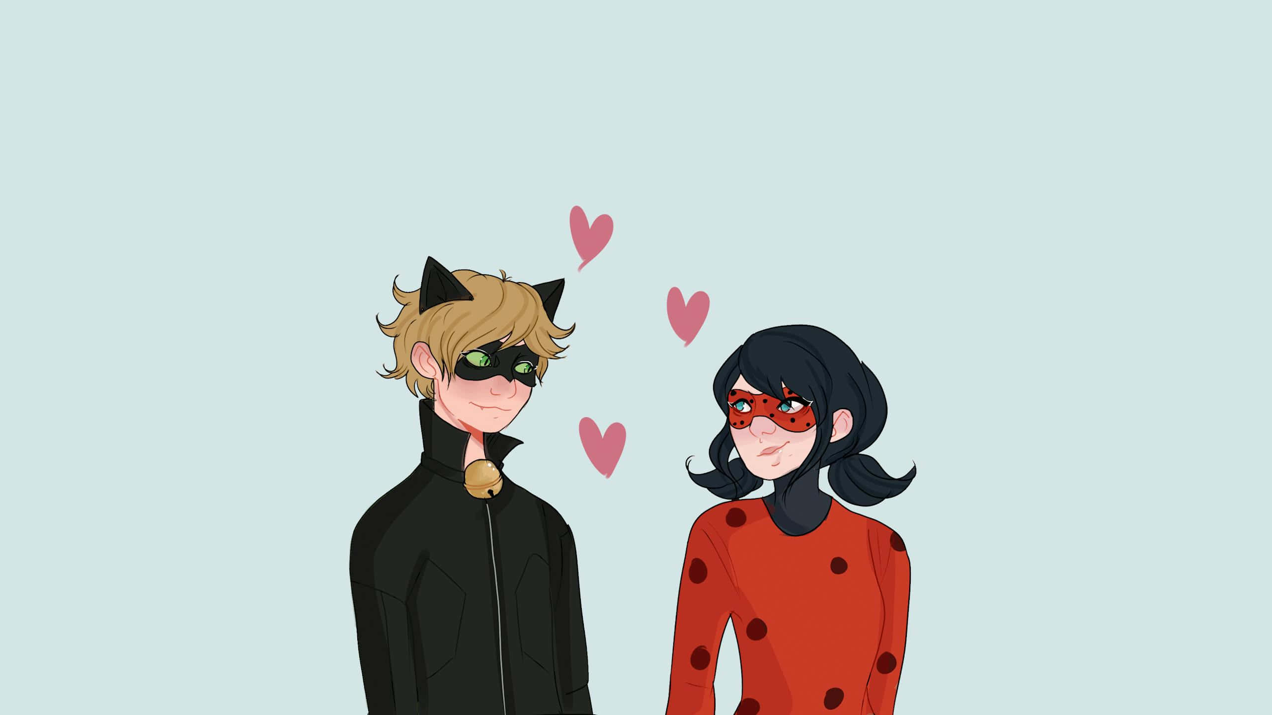 Ladybug And Cat Noir 桌布 壁紙 — 兩個動漫風格的超級英雄穿著服裝，在柔和的藍色背景前，彼此靠近站立，之間有漂浮的心形。
