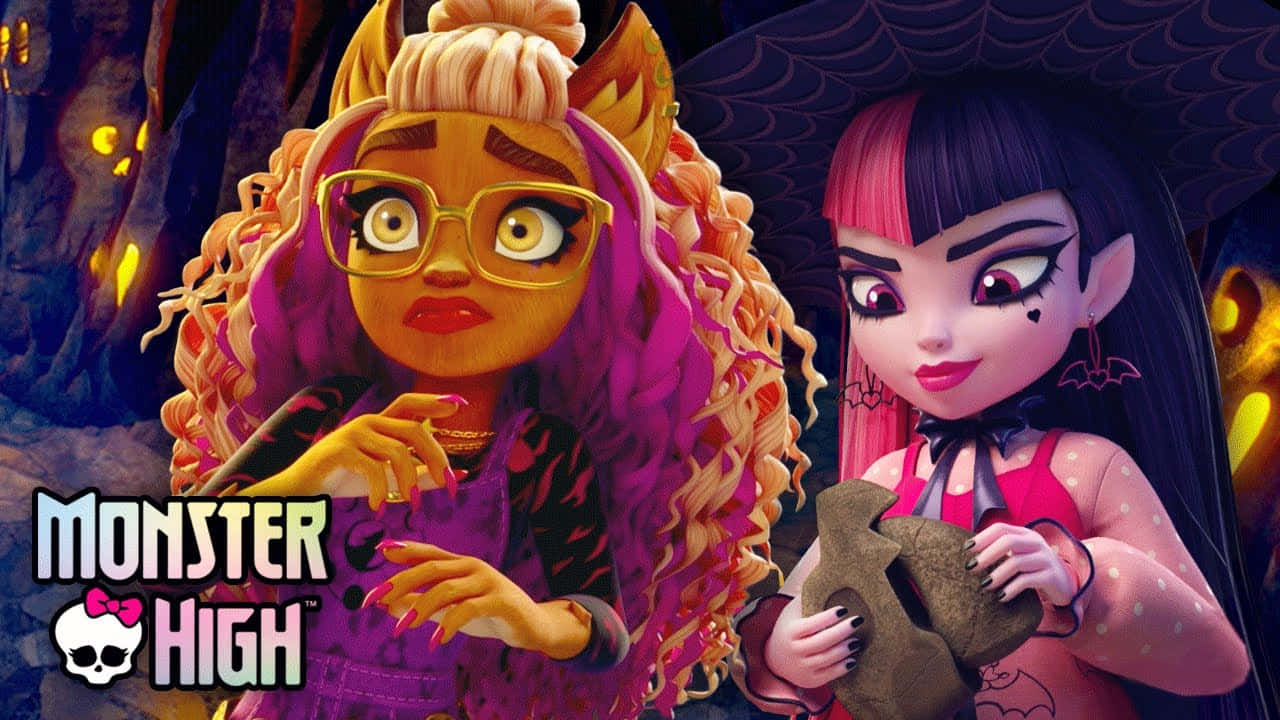 Monster High 桌布 壁紙 — 兩個動畫 Monster High 角色，擁有鮮豔的頭髮和恐怖的配件，在黑暗洞穴背景前擺姿勢，背景有發光的燈光。