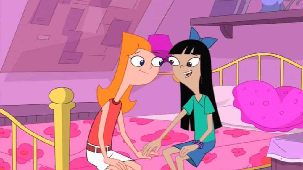 Phineas And Ferb 桌布 壁紙 — 兩個動畫女孩，一頭橙色和黑色頭髮，坐在紫色臥室的粉紅色花卉床上，微笑著牽手。