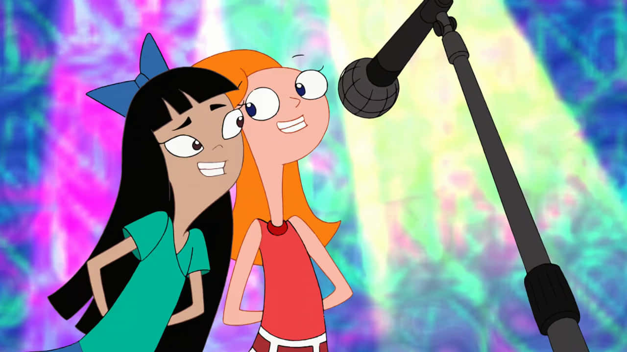 Phineas And Ferb 桌布 壁紙 — 兩個動畫女孩站在咪高峰前，背景是充滿活力的迷幻風格。