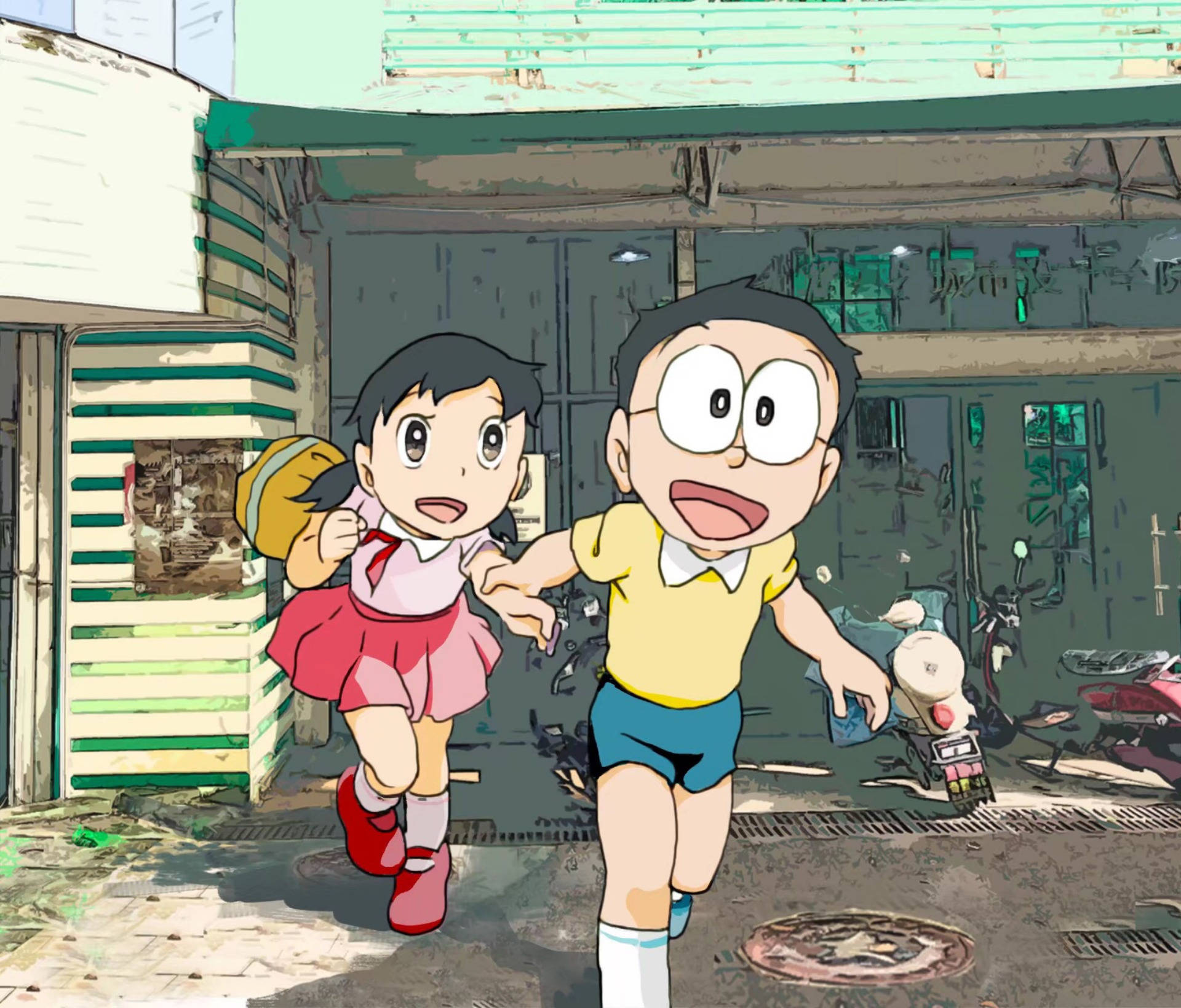 Doraemon 桌布 壁紙 — 兩個動畫小孩喺陽光普照嘅城市小巷入面開心咁跑，後面有滑板車同埋風化嘅建築物。