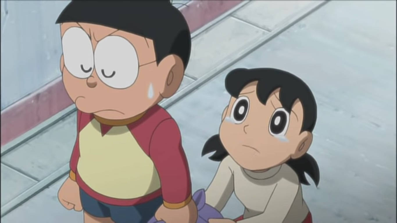 Doraemon 桌布 壁紙 — 兩個動畫小孩在瓷磚人行道上一起哭泣，表情悲傷，帶有淚痕。