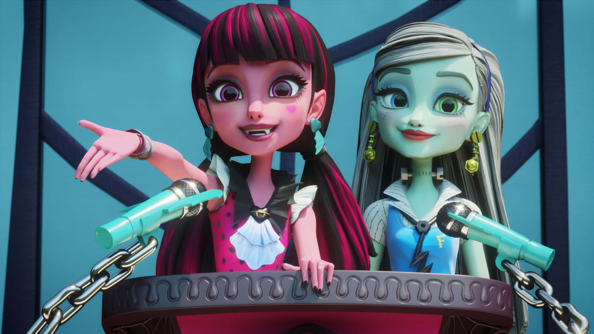 Monster High 桌布 壁紙 — 兩個動畫怪物女孩，擁有鮮豔的頭髮，站在一個被鎖鏈鎖住的講台後面，拿著麥克風，背景是藍色幾何圖案。