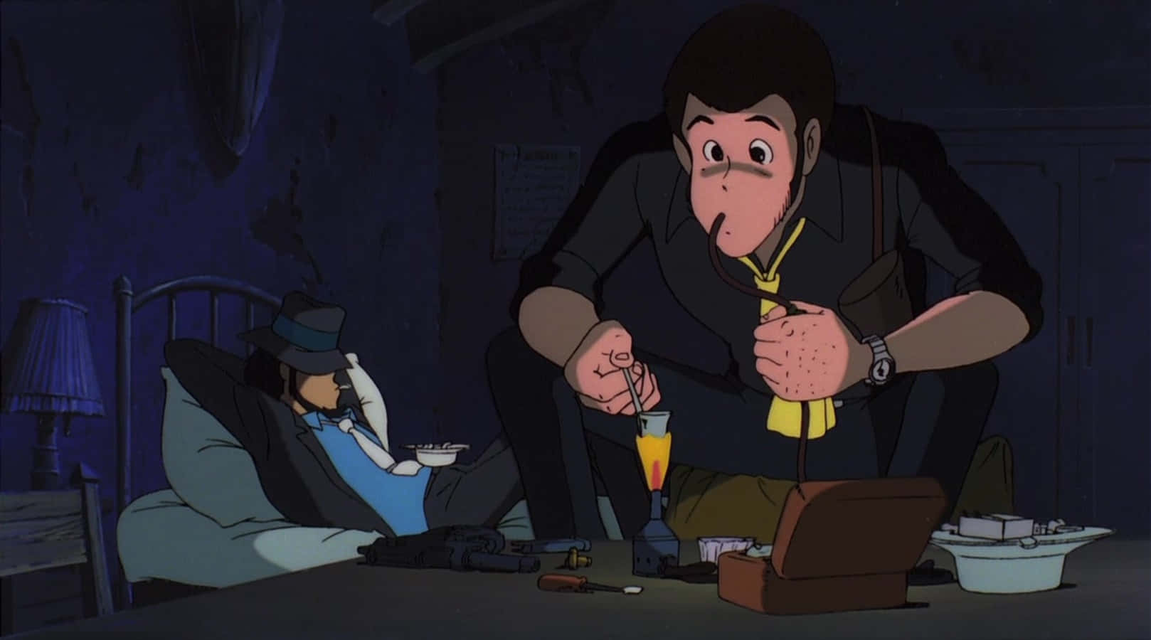 Lupin Iii The Castle Of Cagliostro 桌布 壁紙 — 兩個動畫男子在昏暗的房間裏，一個戴帽坐在床上，另一個跪着專注地調製飲料。