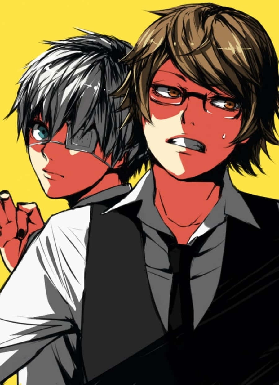 Nishiki Nishio 桌布 壁紙 — 兩個動畫男孩，臉紅戴眼鏡，站在明亮的黃色背景前，其中一個舉起手指。