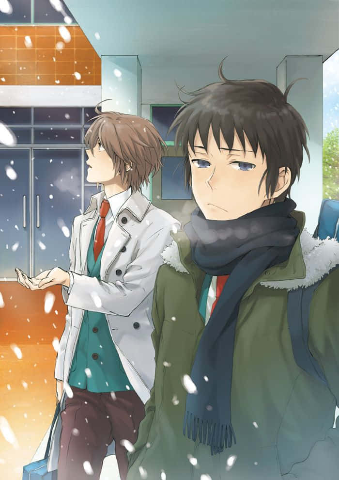 Kyon 桌布 壁紙 — 兩個動畫男孩站在現代建築外的飄雪中，一個抬頭看著雪花，另一個則以嚴肅的表情直視前方。
