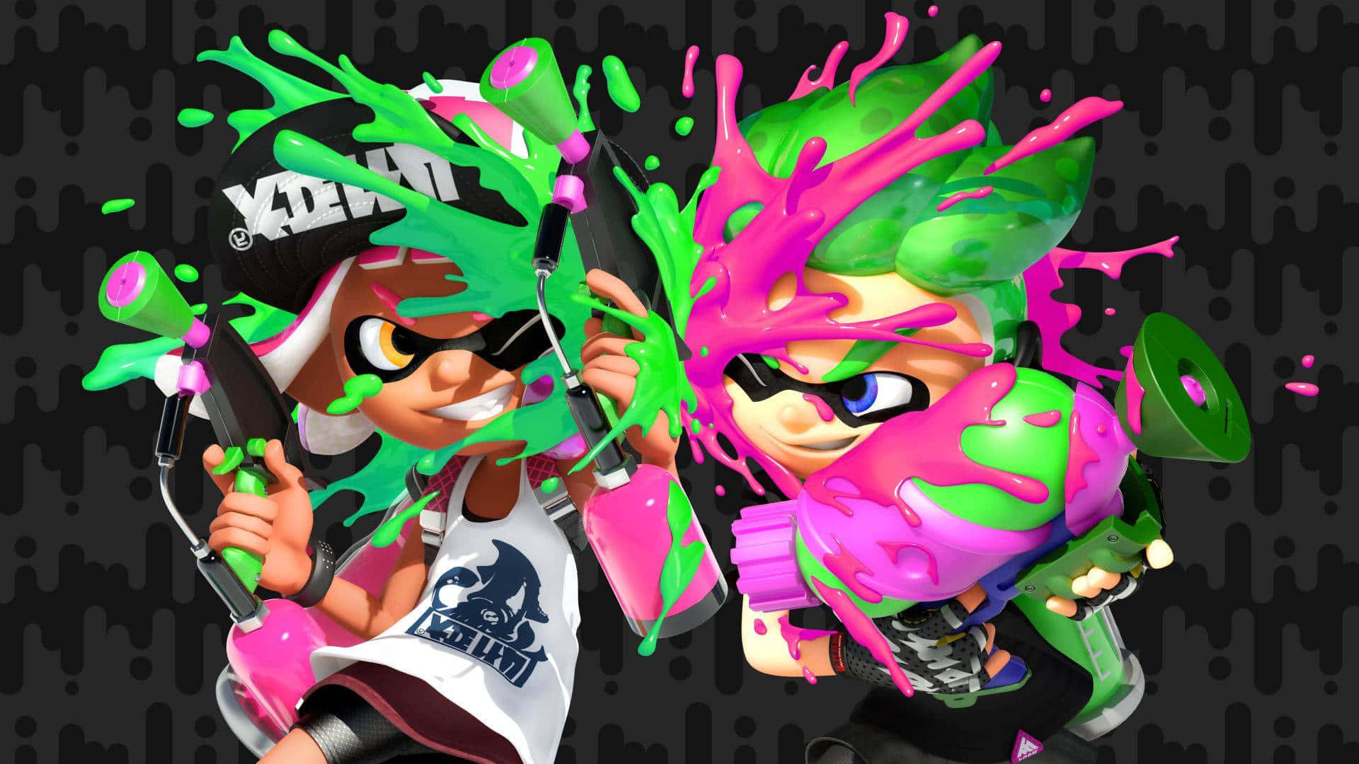 splatoon 桌布 壁紙 — 兩個動畫角色在充滿活力的綠色和粉紅色油漆飛濺中，在深色紋理背景上動態碰撞。