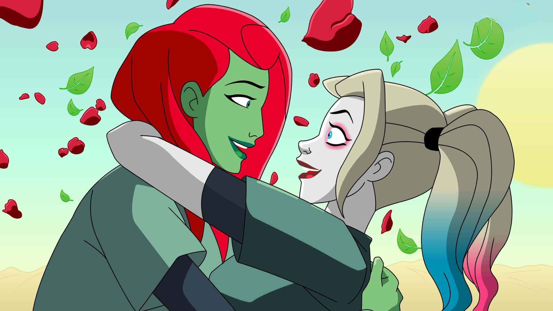 Harley Quinn And Poison Ivy 桌布 壁紙 — 兩個動畫角色在柔和的天空背景下，在飄落的紅色花瓣和綠葉中擁抱。