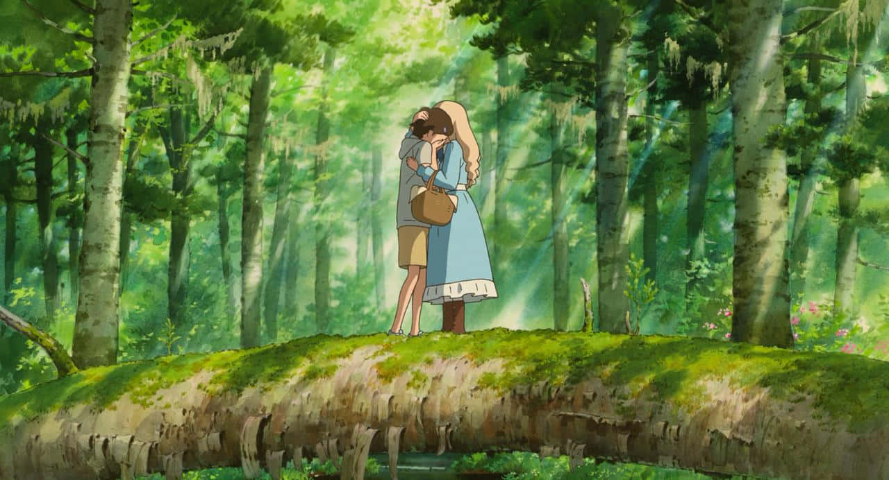 when marnie was there 桌布 壁紙 — 兩個動畫角色在長滿苔蘚的森林山脊上溫柔擁抱，沐浴在透過高大樹木篩下的斑駁陽光中。