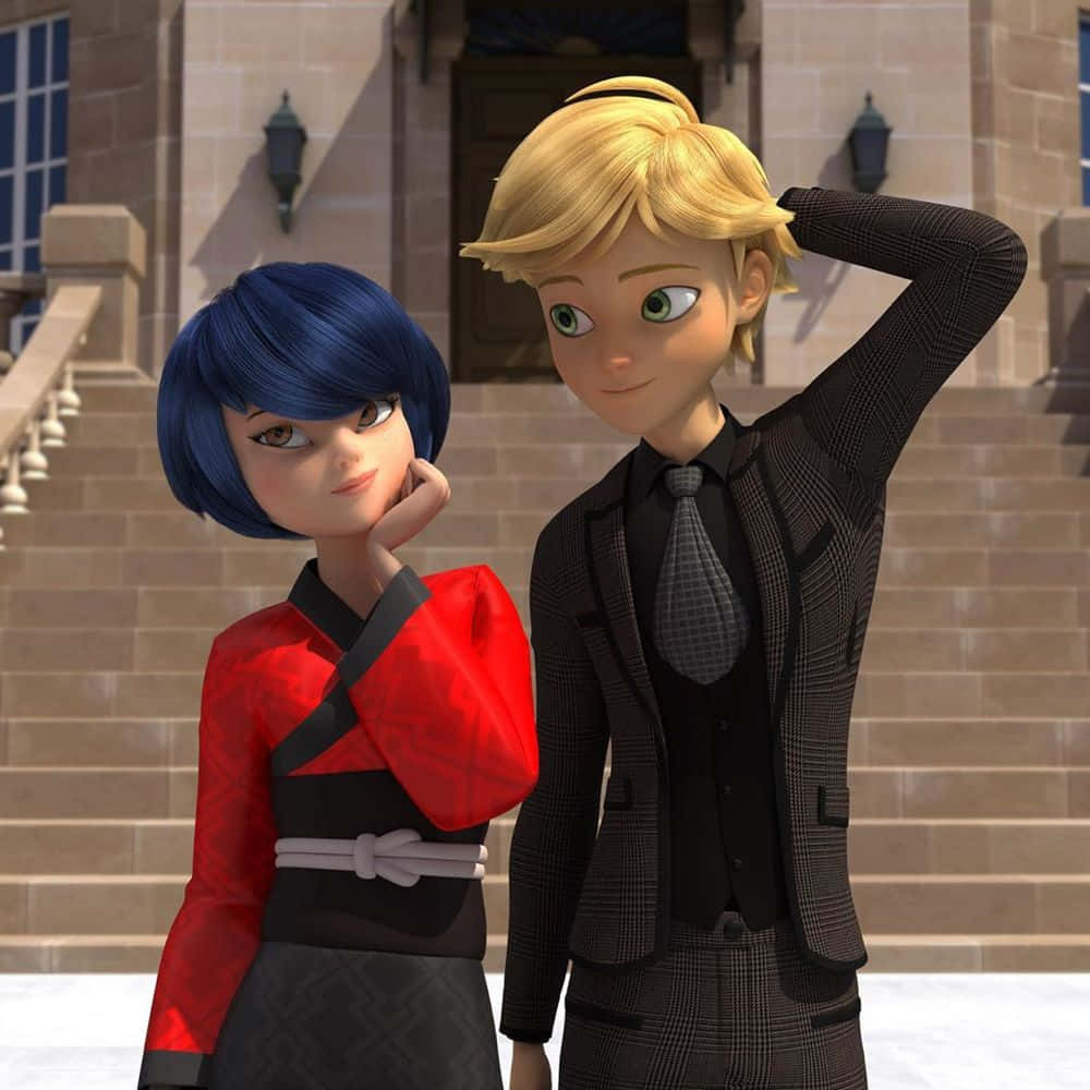 Adrien Agreste 桌布 壁紙 — 兩個動畫角色站在一座石建築前，一個穿著紅黑服裝，另一個穿著格紋西裝，手放在頭上。