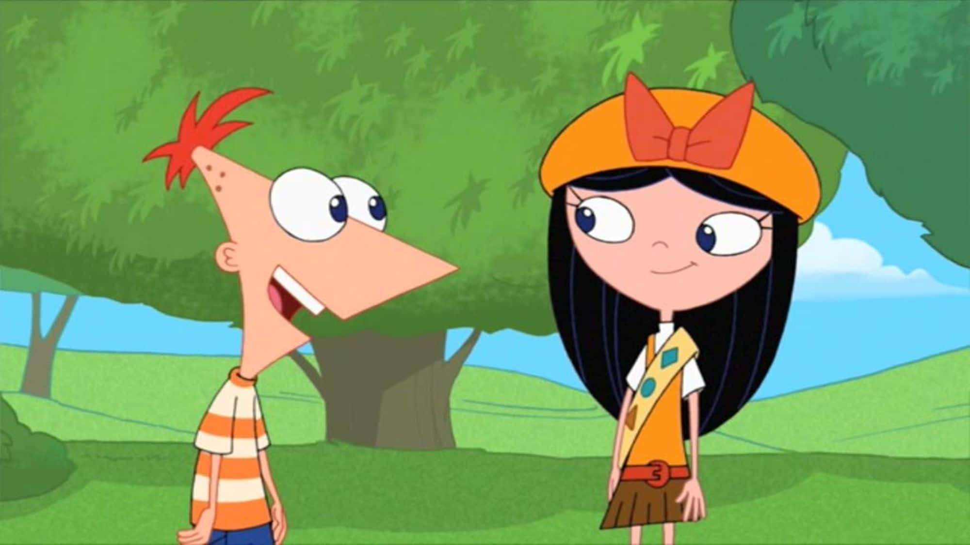 Phineas And Ferb 桌布 壁紙 — 兩個動畫角色站在陽光明媚的戶外場景中，身後有綠樹和藍天。