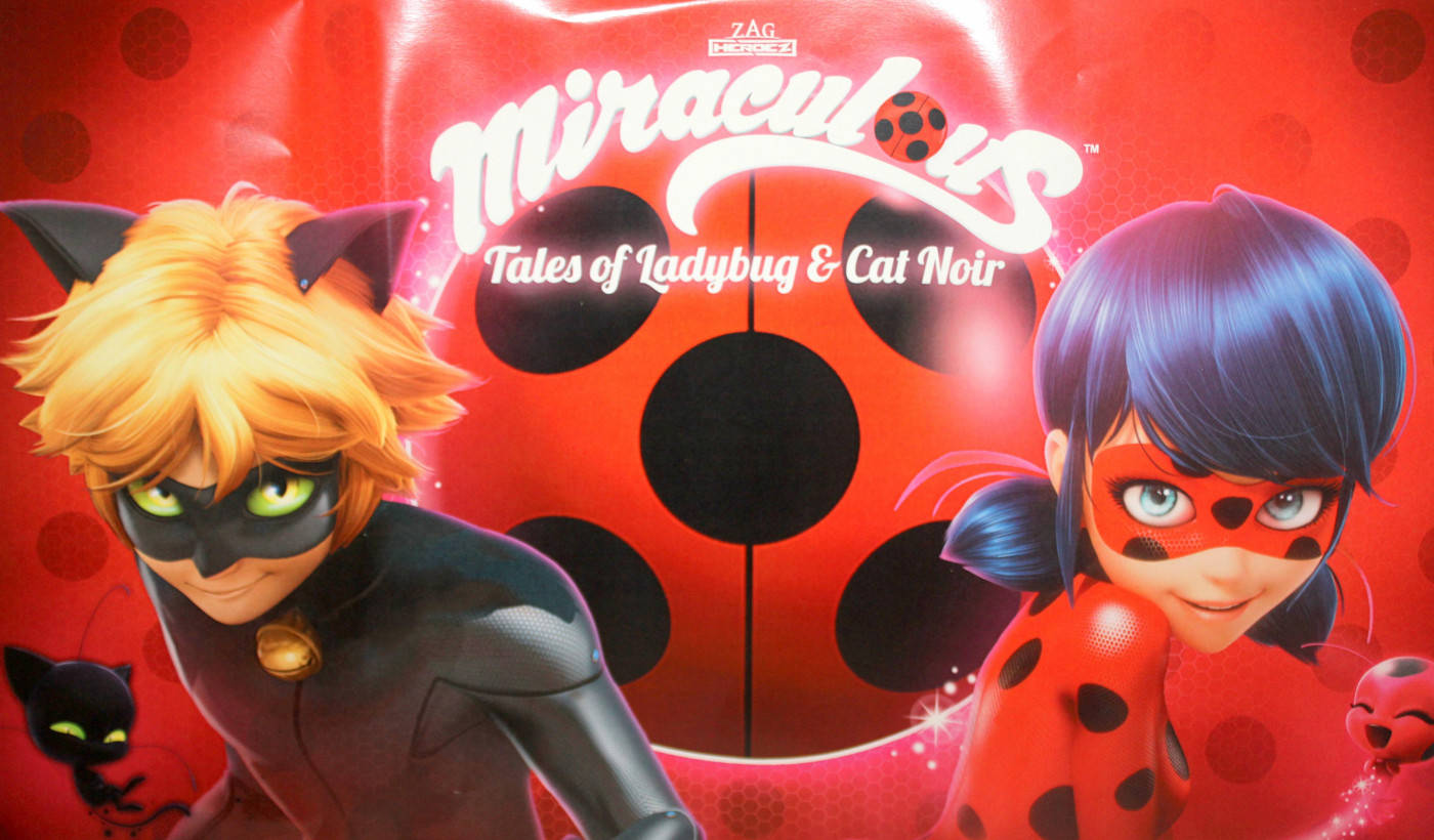 超級英雄 桌布 壁紙 — 兩個動畫超級英雄 Cat Noir 和 Ladybug 在充滿活力的紅色瓢蟲主題背景前英勇地擺姿勢。