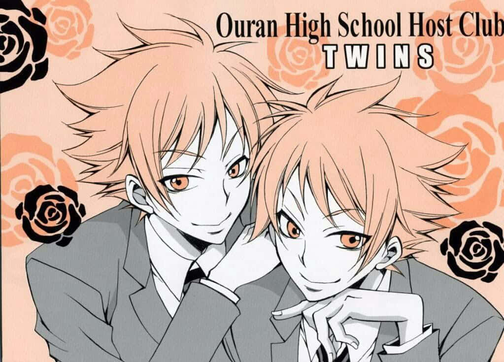 Hikaru Hitachiin 桌布 壁紙 — 兩個動畫雙胞胎穿著校服，在玫瑰圖案背景前微笑，並帶有文字「Ouran High School Host Club TWINS」。